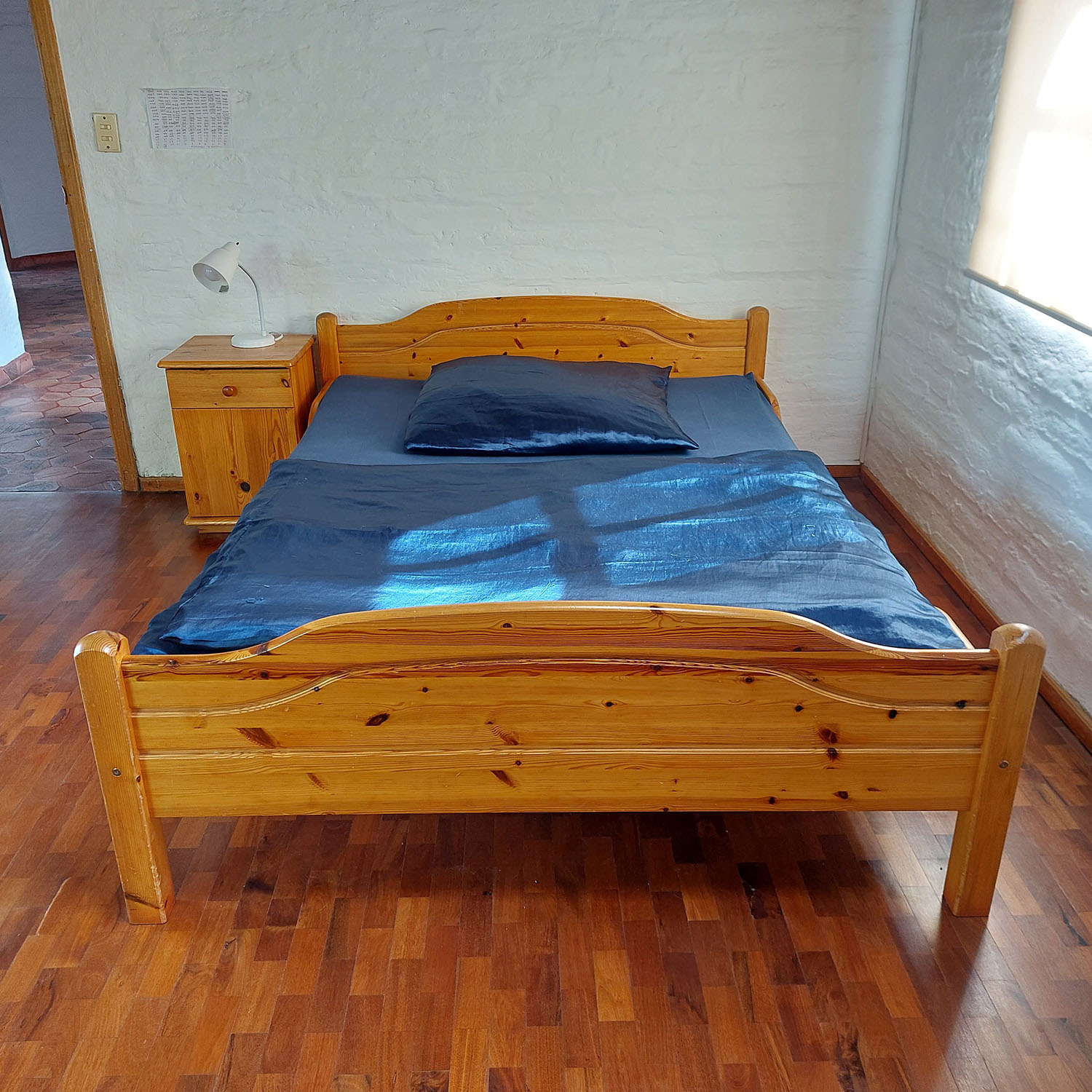 Cama de madera de pino 1.5 plazas + velador + colchón - Imagen 4