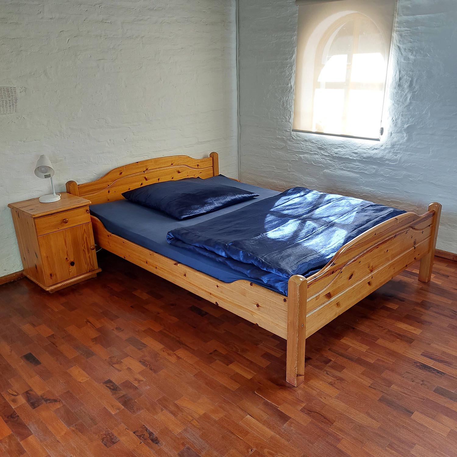 Cama de madera de pino 1.5 plazas + velador + colchón - Imagen 3